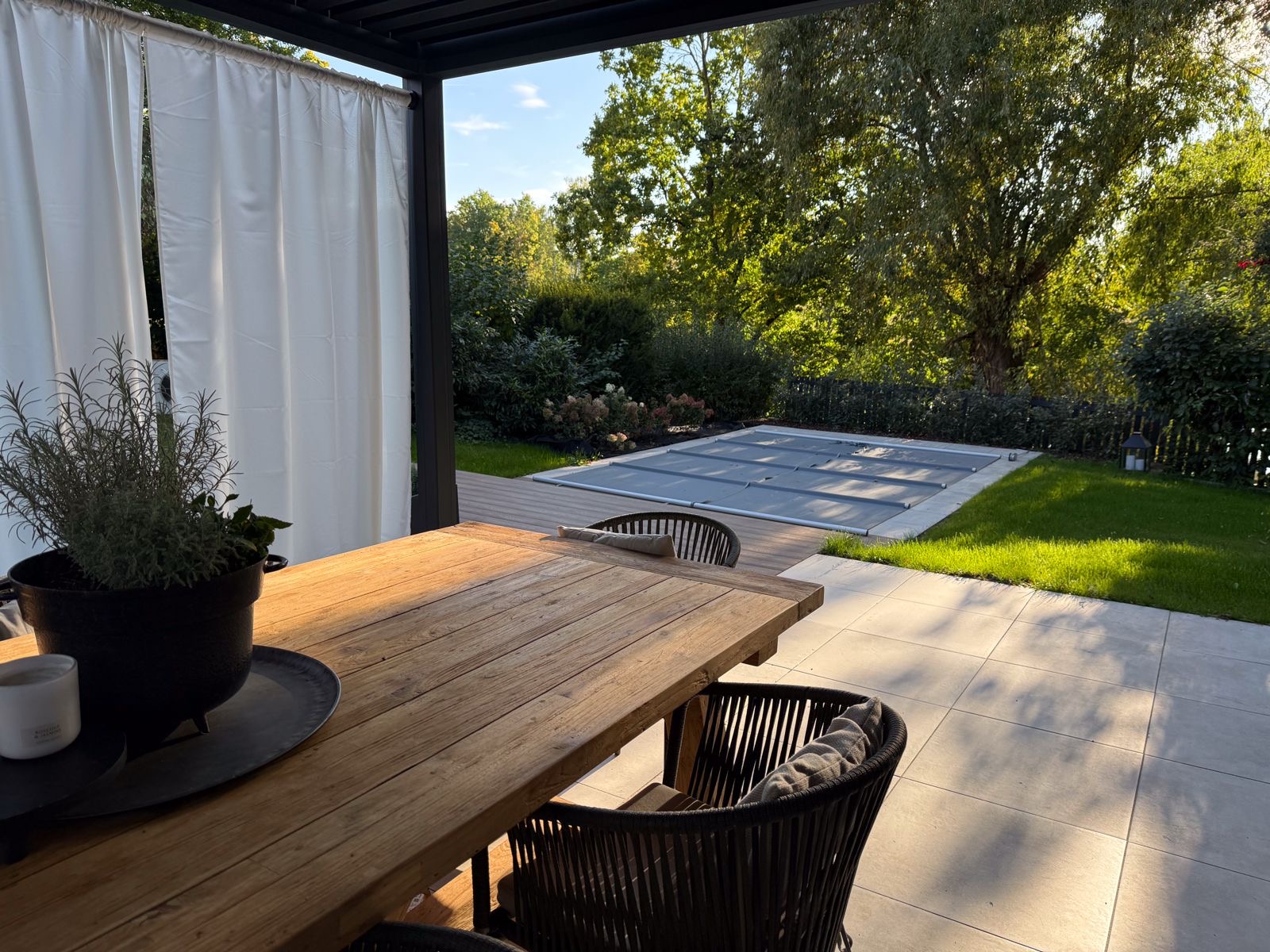 Pergola mit Poolblick Galabau Friedel